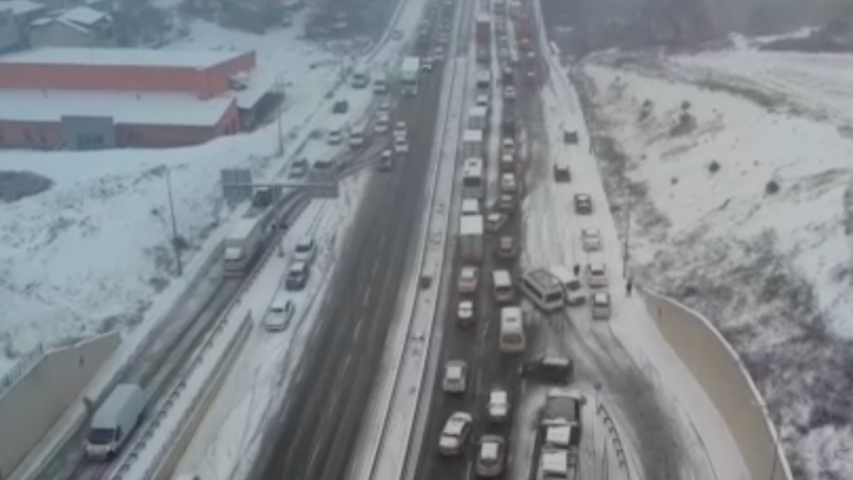 İstanbul'da etkili olan kar yağışı, şehri beyaz bir örtüyle kapladı.