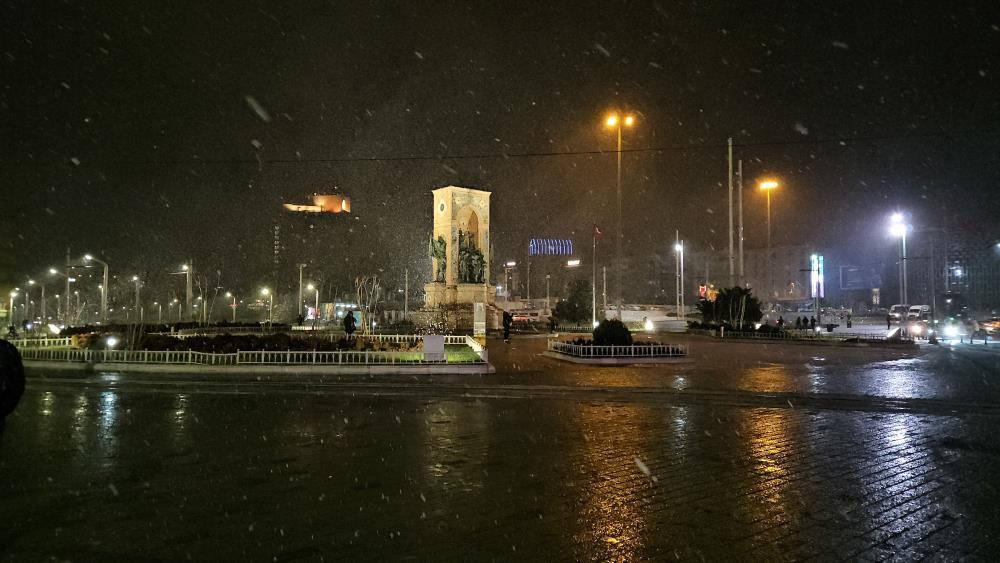İstanbul'da Kar Yağışı Etkisini Gösteriyor