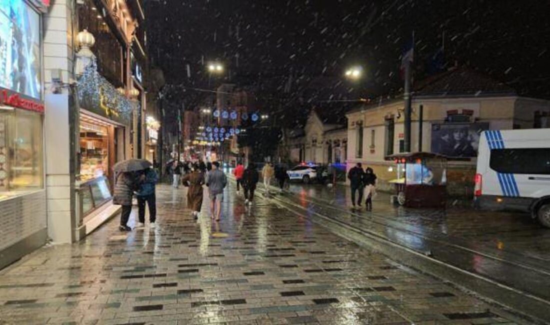 İstanbul'da kar yağışı, Taksim Meydanı'nda büyüleyici bir manzara sunuyor. Beyaz
