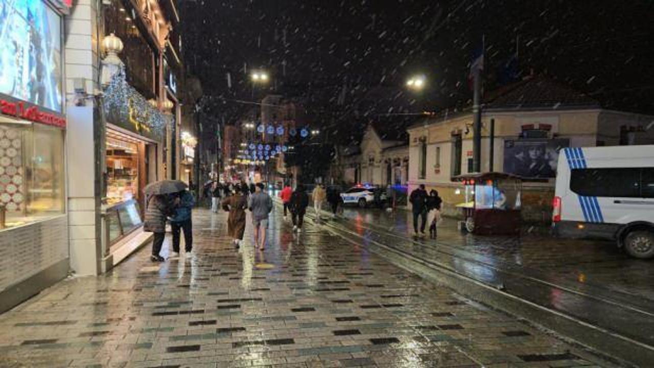 İstanbul'da kar yağışı, Taksim Meydanı'nda büyüleyici bir manzara sunuyor. Beyaz