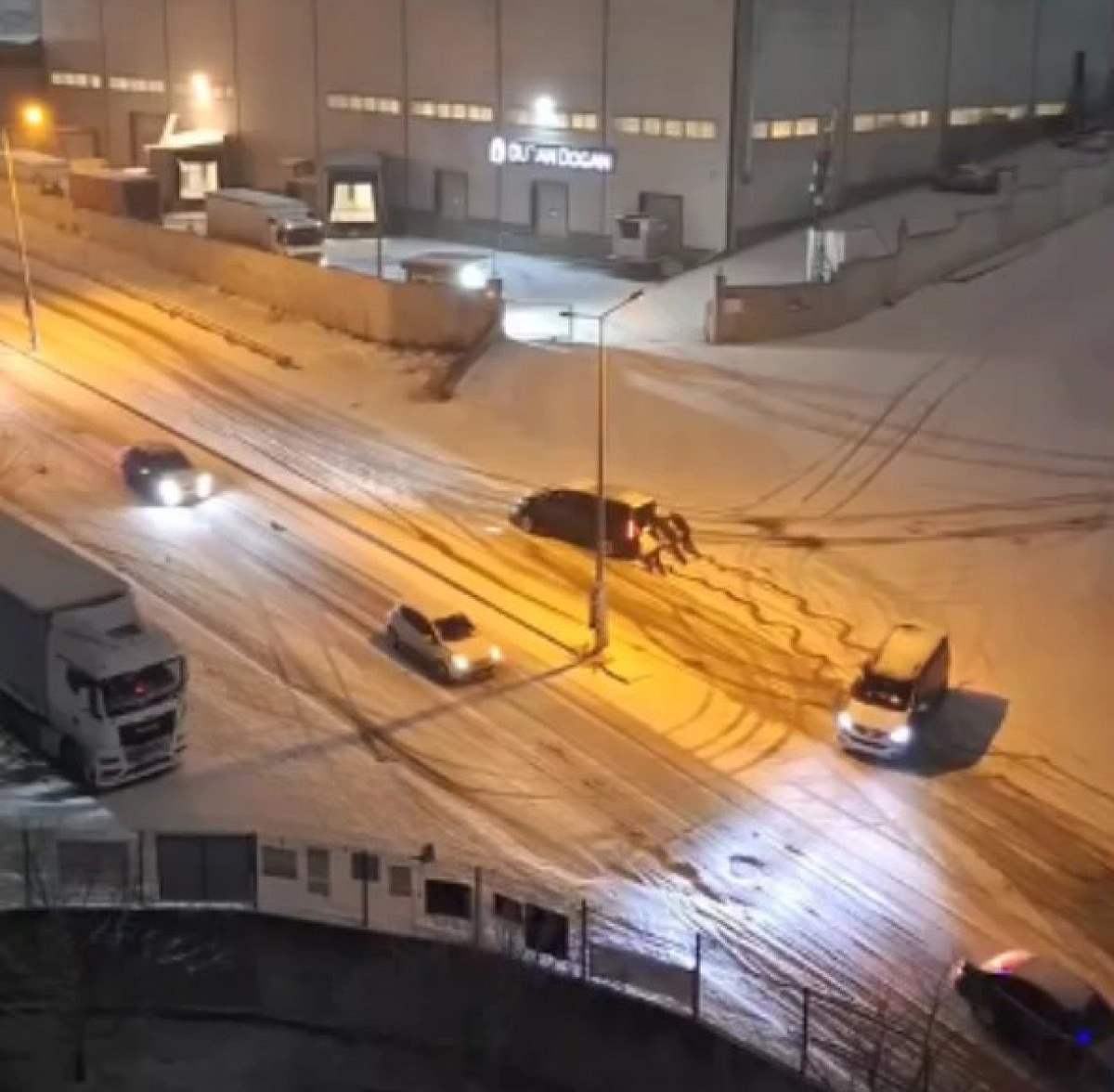 İstanbul'da Kar Yağışı Başladı, Trafik Felç Oldu