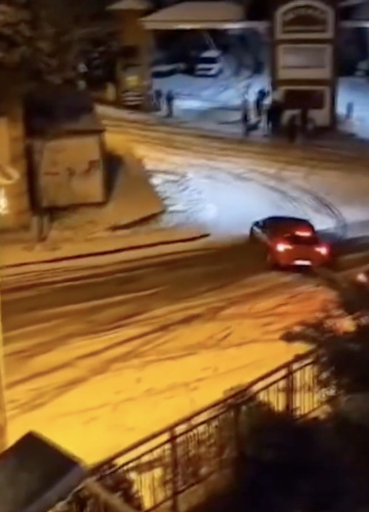 İstanbul'da Kar Yağışı Trafiği Felç Etti