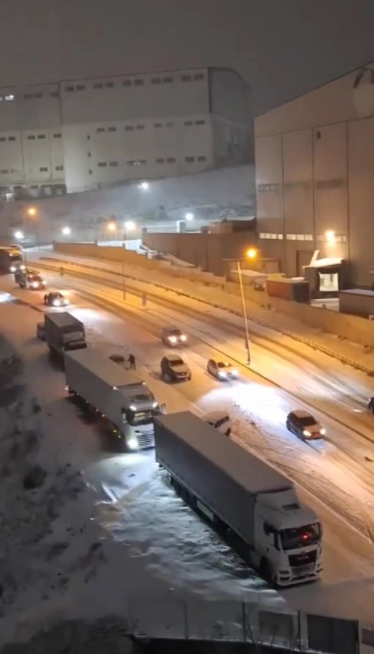 İstanbul'da Kar Yağışı Trafiği Felç Etti