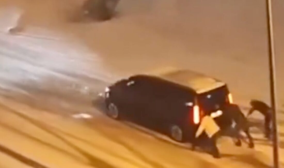 İstanbul'da beklenmedik kar yağışı, trafiği olumsuz etkiledi. Yolculuklar uzadı, kazalar