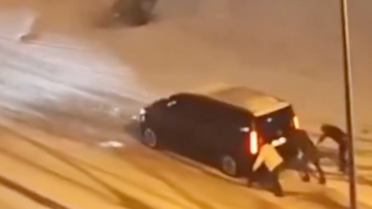İstanbul'da beklenmedik kar yağışı, trafiği olumsuz etkiledi. Yolculuklar uzadı, kazalar