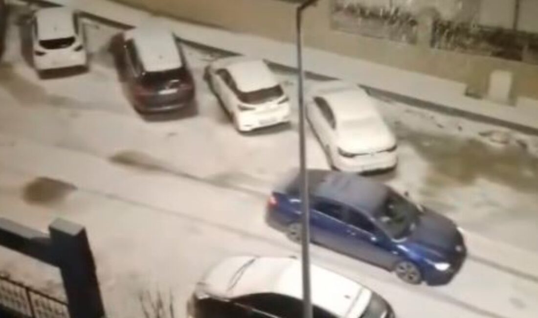 İstanbul'da etkili olan kar yağışı, şehri adeta felç etti. Trafik
