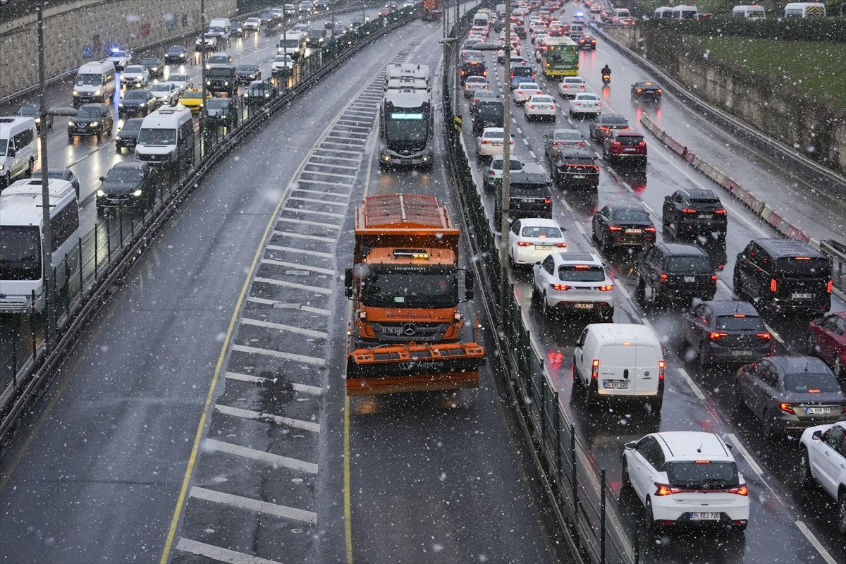 İstanbul'da Kar Yağışı ve Trafik Sorunları