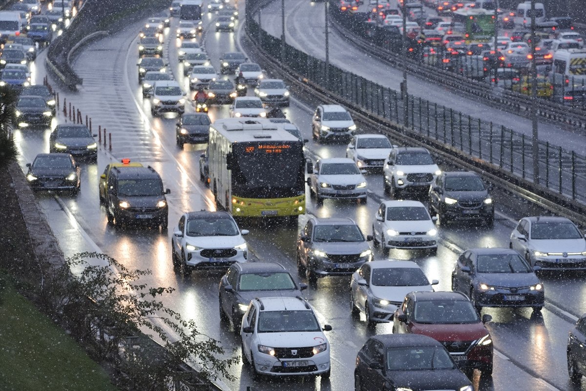 İstanbul'da Kar Yağışı ve Trafik Sorunları