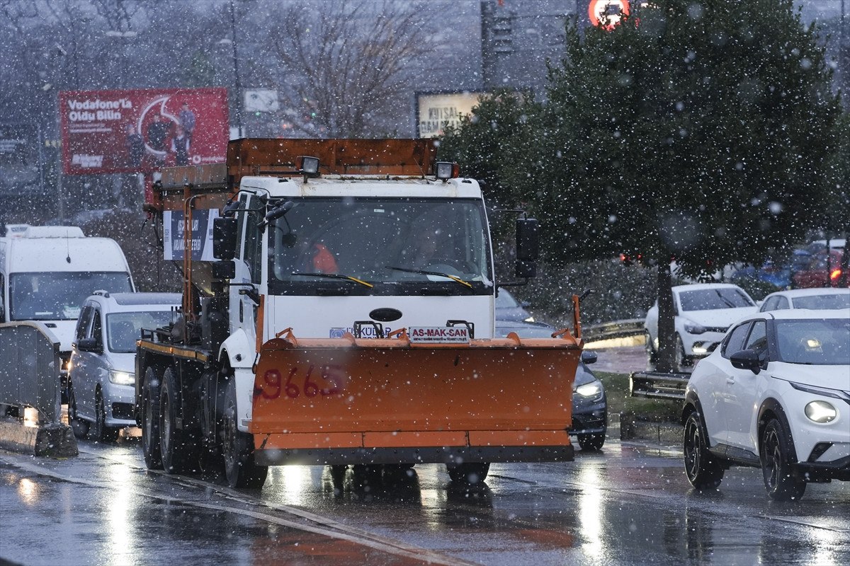 İstanbul'da Kar Yağışı ve Trafik Sorunları