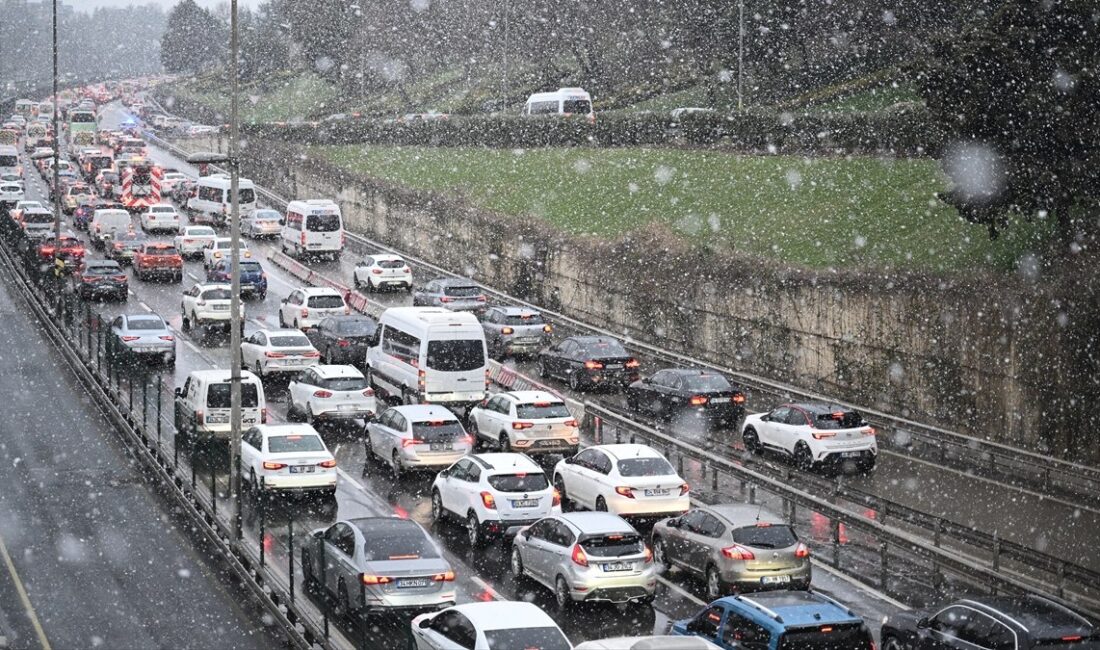 İstanbul'da kar yağışı, kış mevsiminin getirdiği güzelliklerin yanı sıra trafik