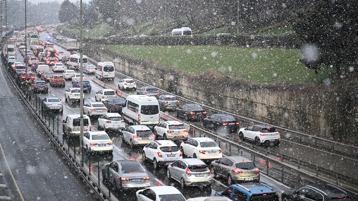 İstanbul'da kar yağışı, kış mevsiminin getirdiği güzelliklerin yanı sıra trafik