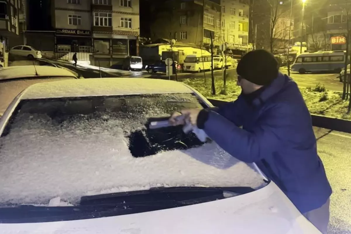 İstanbul'da kar yağışı ve zorlu hava koşulları, şehrin günlük yaşamını