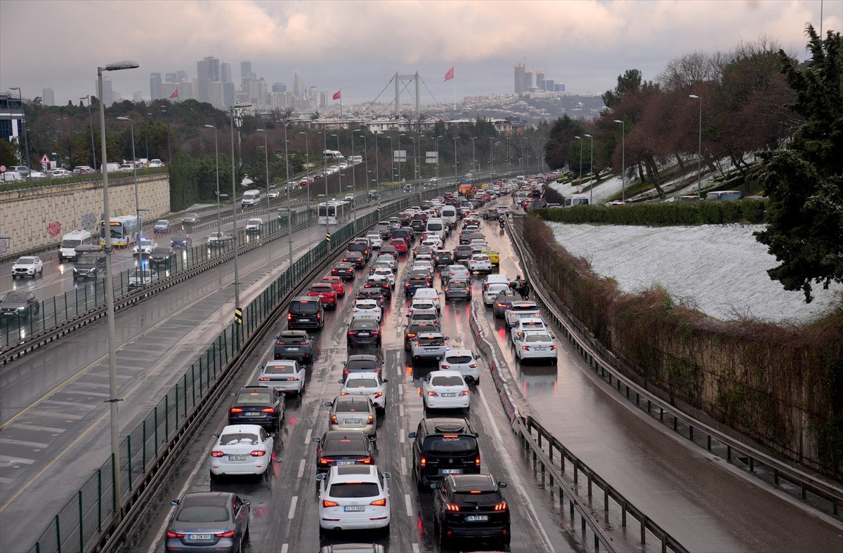İstanbul'da Trafik Çilesi Karla Karışık Yağmurla Birlikte Artış Gösterdi