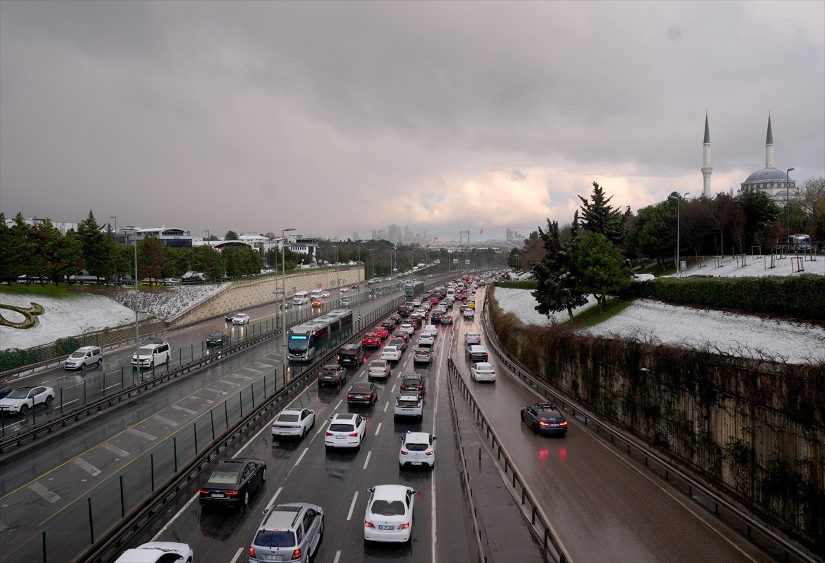 İstanbul'da Karla Karışık Yağmur ve Artan Trafik Sorunu