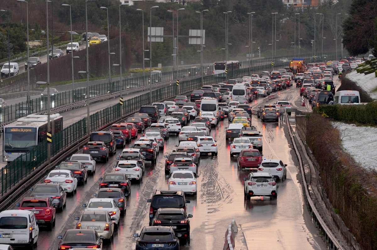İstanbul'da Karla Karışık Yağmur ve Artan Trafik Sorunu