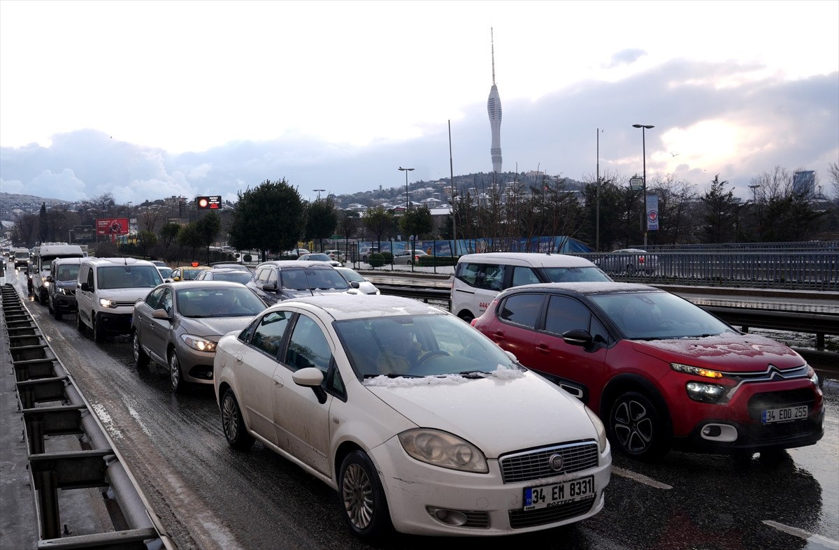 İstanbul'da Karla Karışık Yağmur ve Artan Trafik Sorunu