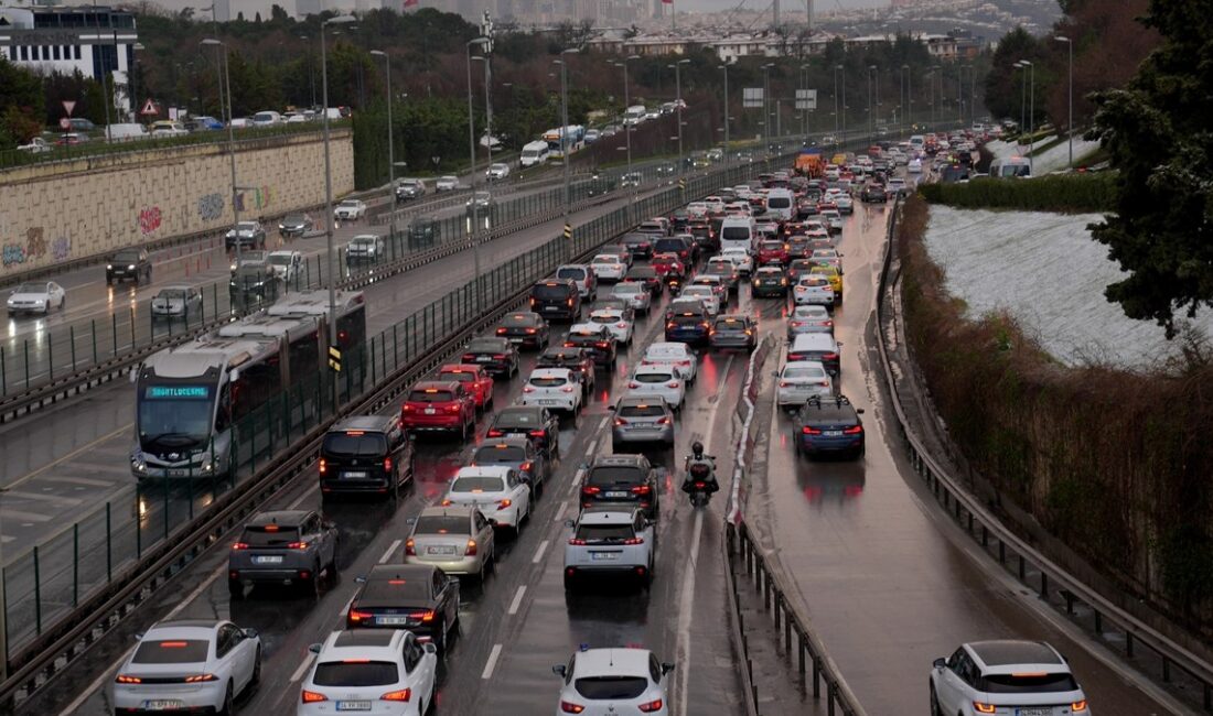İstanbul'da beklenen karla karışık yağmur, günlük yaşamı olumsuz etkiliyor. Artan