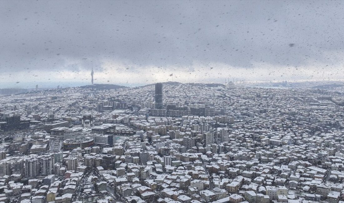 İstanbul'da kışın beyaz örtüyle kaplanan manzaranın büyüleyici etkilerini keşfedin. Karlı