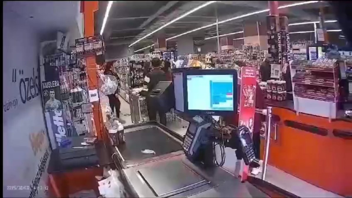 İstanbul'da bir markette yaşanan gerginlik, kadın çalışanının işten çıkarılmasıyla doruk