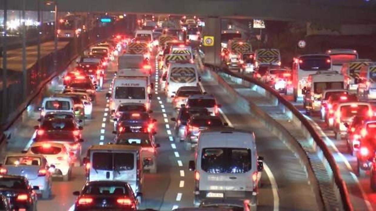 İstanbul'da okul başlangıcıyla birlikte artan trafik ve toplu ulaşım yoğunluğu,