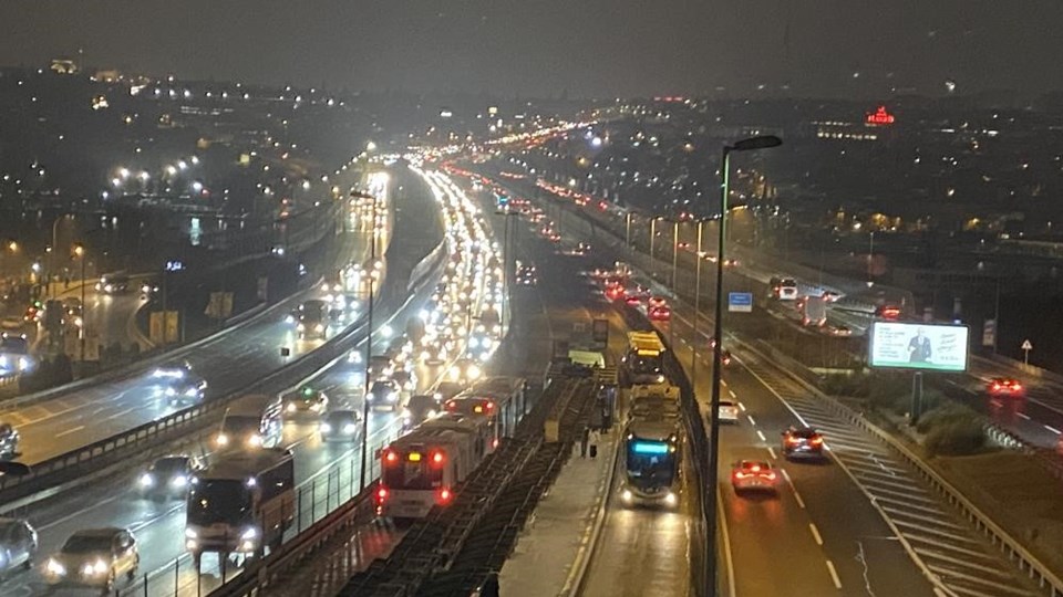 Okullar Yeniden Açıldı: İstanbul'da Trafik Yoğunluğu