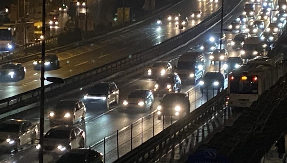 İstanbul'da okulların açılmasıyla birlikte trafik yoğunluğu artış gösterdi. Öğrencilerin okula