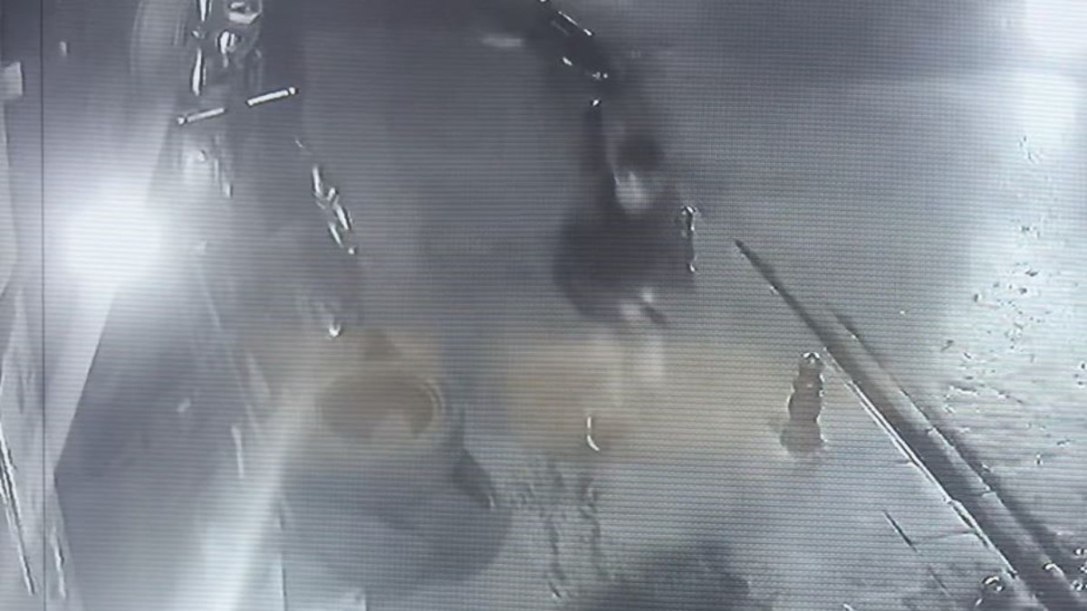 İstanbul'da bir oto lastik dükkanına düzenlenen silahlı saldırıda 3 kişi