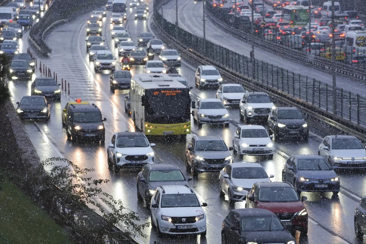 İstanbul'da Trafik ve Kar Yağışı Etkisi