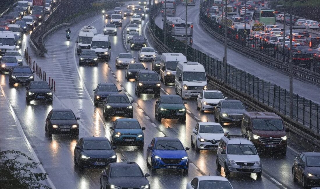 İstanbul'da trafik ve kar yağışının etkilerini keşfedin. Kar yağışının şehir
