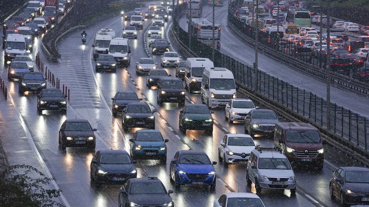 İstanbul'da trafik ve kar yağışının etkilerini keşfedin. Kar yağışının şehir