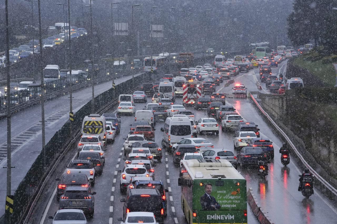 İstanbul'da Trafik Yoğunluğu Artıyor