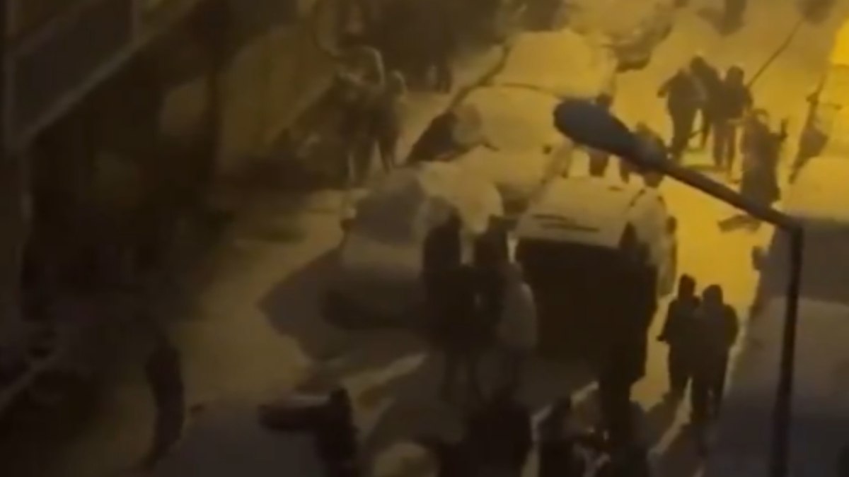İstanbul’da yağan ağır karı fırsat bilen vatandaşlar, kendilerini sokaklara attı.