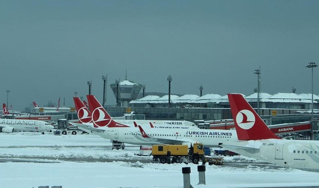 İstanbul'da yaşanan yoğun kar yağışı, şehirdeki günlük yaşamı etkiliyor. Uçuş