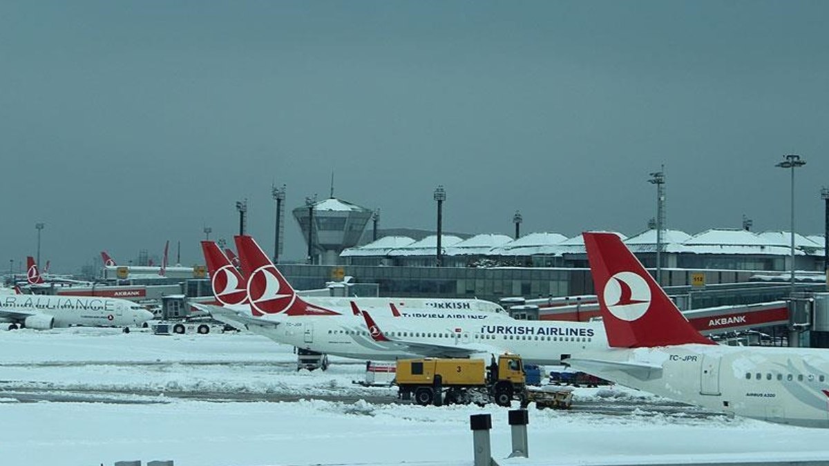 İstanbul'da yaşanan yoğun kar yağışı, şehirdeki günlük yaşamı etkiliyor. Uçuş
