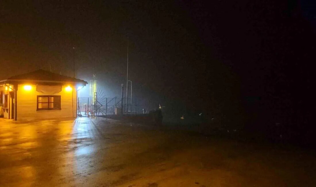 İstanbul'da etkili olan yoğun sis, gemi ve otoyol trafiğinde aksamalara