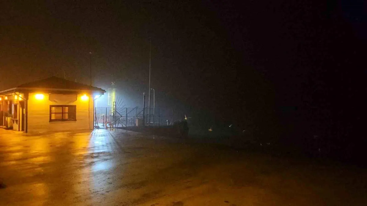 İstanbul'da etkili olan yoğun sis, gemi ve otoyol trafiğinde aksamalara