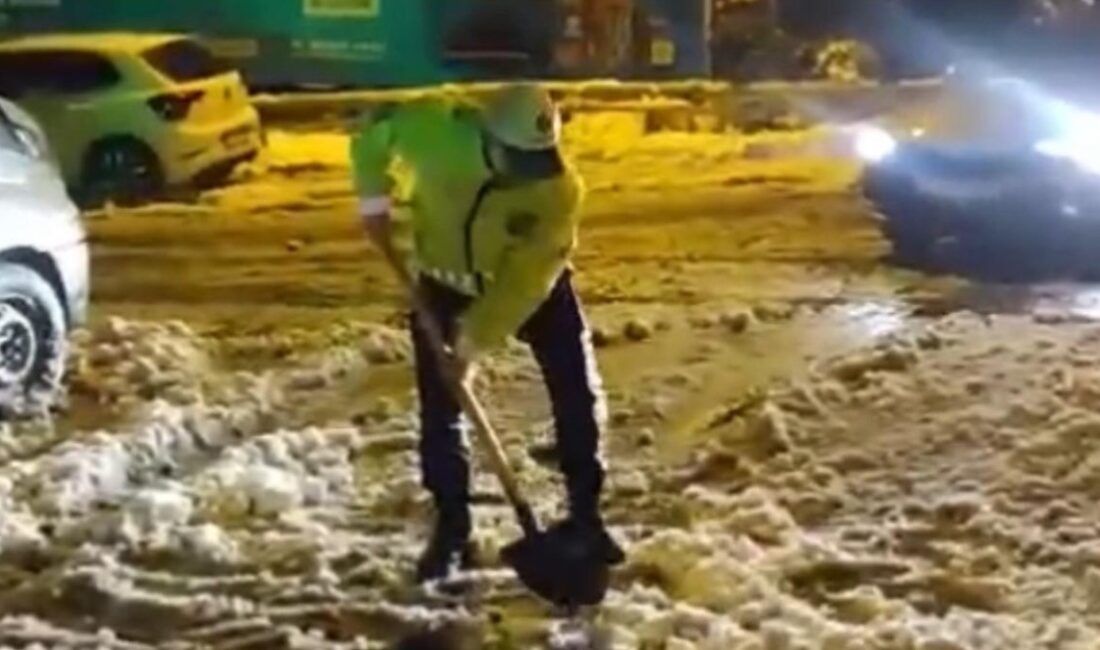 Sarıyer'de yollarda mahsur kalan şoförlerin imdadına koşan polis takımları, evvel