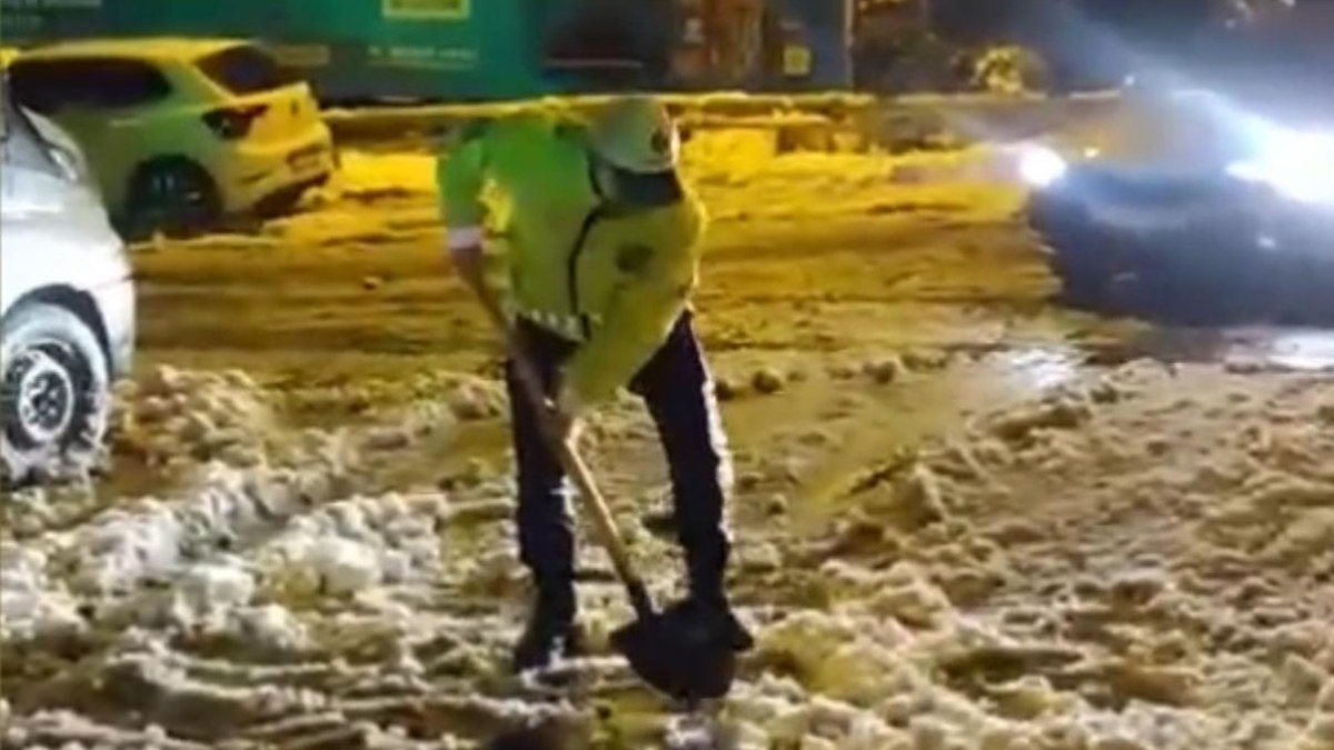 Sarıyer'de yollarda mahsur kalan şoförlerin imdadına koşan polis takımları, evvel