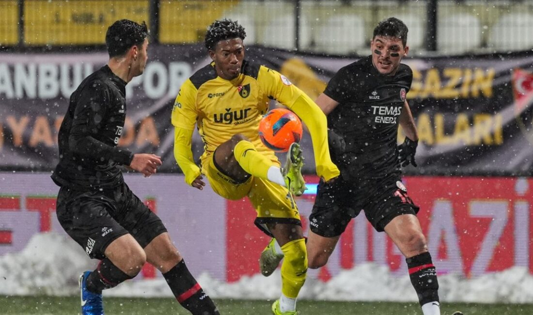 İstanbulspor, 1. Lig'in 26. haftasında sahasında Fatih Karagümrük'ü 2-0'lık skorla
