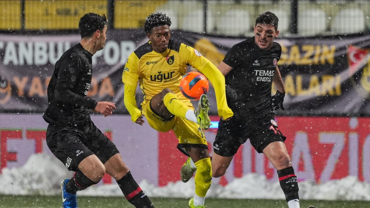 İstanbulspor, 1. Lig'in 26. haftasında sahasında Fatih Karagümrük'ü 2-0'lık skorla