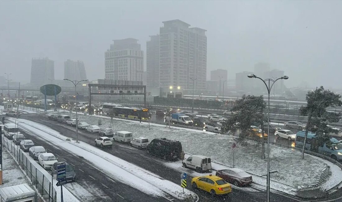 İstanbul'un Avrupa Yakası'nda etkili olan kar yağışı, şehri beyaza bürüdü.