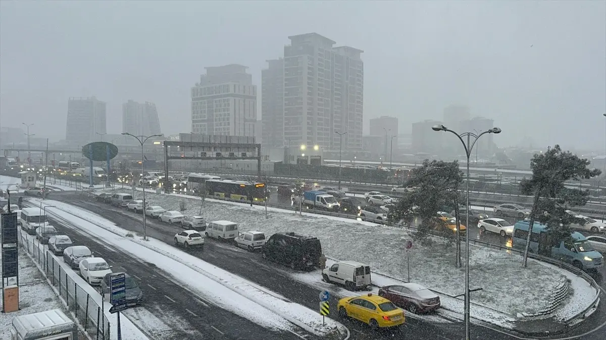 İstanbul'un Avrupa Yakası'nda etkili olan kar yağışı, şehri beyaza bürüdü.