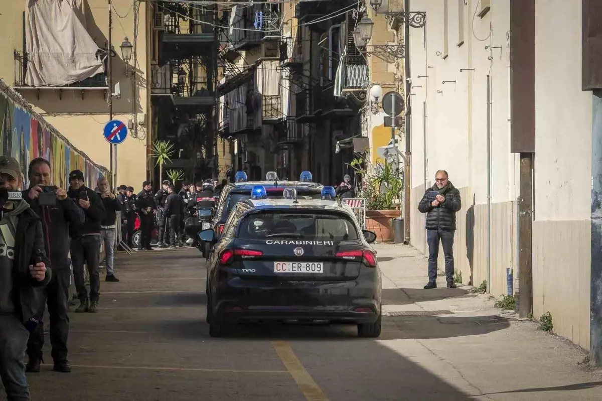 İtalya'da gerçekleştirilen büyük operasyonla Cosa Nostra'ya yönelik 130 gözaltı yapıldı.
