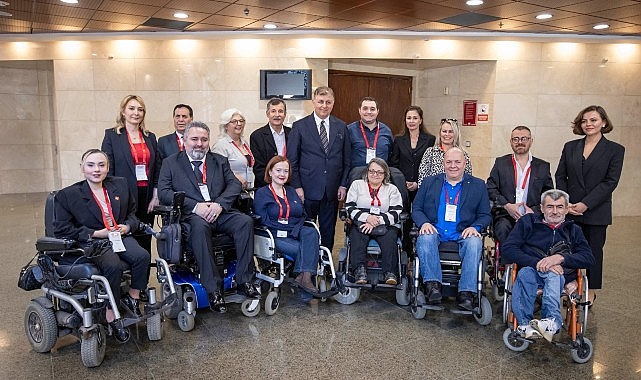 İzmir Büyükşehir Belediye Başkanı Dr. Cemil Tugay, Engellilik Çalıştayı'nda engelli