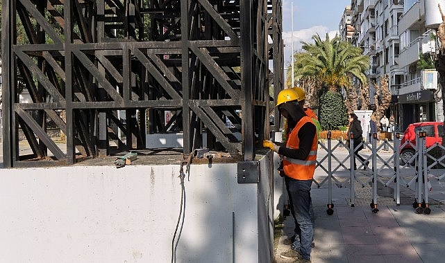 İzmir Kültürpark'taki 26 Ağustos Kapısı'nda önemli güçlendirme çalışmaları başladı. Tarihi