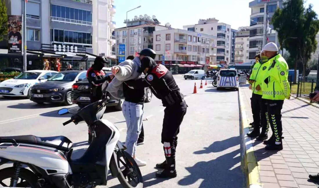 İzmir'de gerçekleştirilen asayiş ve trafik denetimlerinde uyuşturucu, silah ve kaçak