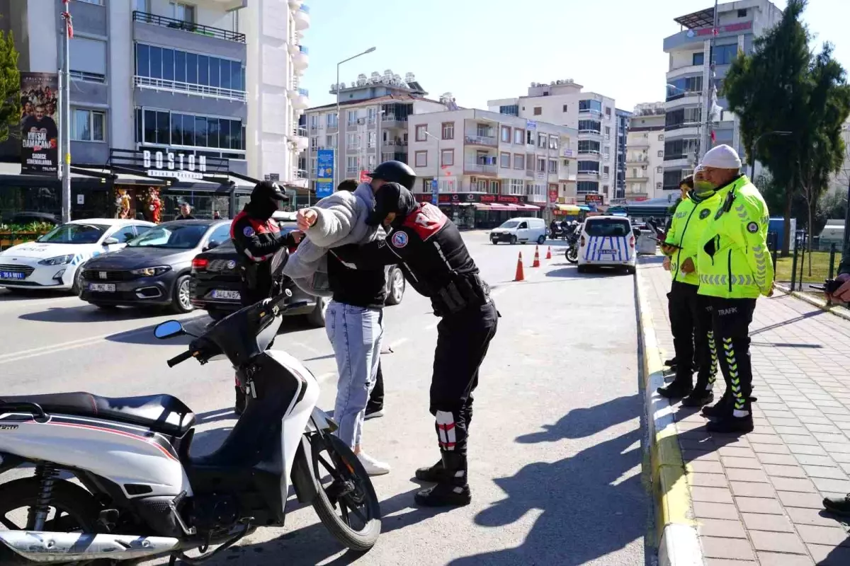 İzmir'de gerçekleştirilen asayiş ve trafik denetimlerinde uyuşturucu, silah ve kaçak