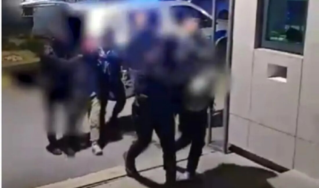 İzmir'de bir camide hırsızlık yapmaya çalışan iki şüpheli, güvenlik güçleri