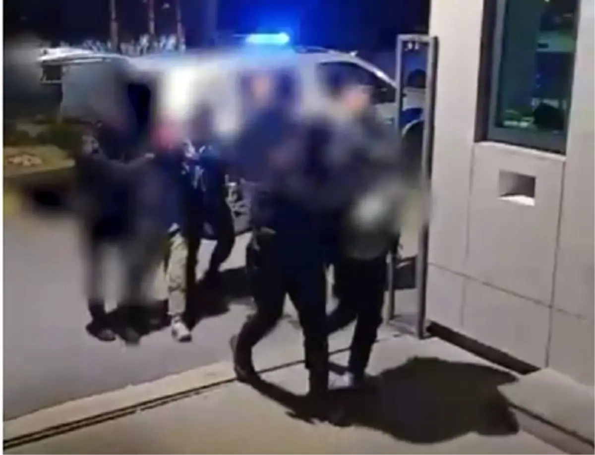 İzmir'de bir camide hırsızlık yapmaya çalışan iki şüpheli, güvenlik güçleri