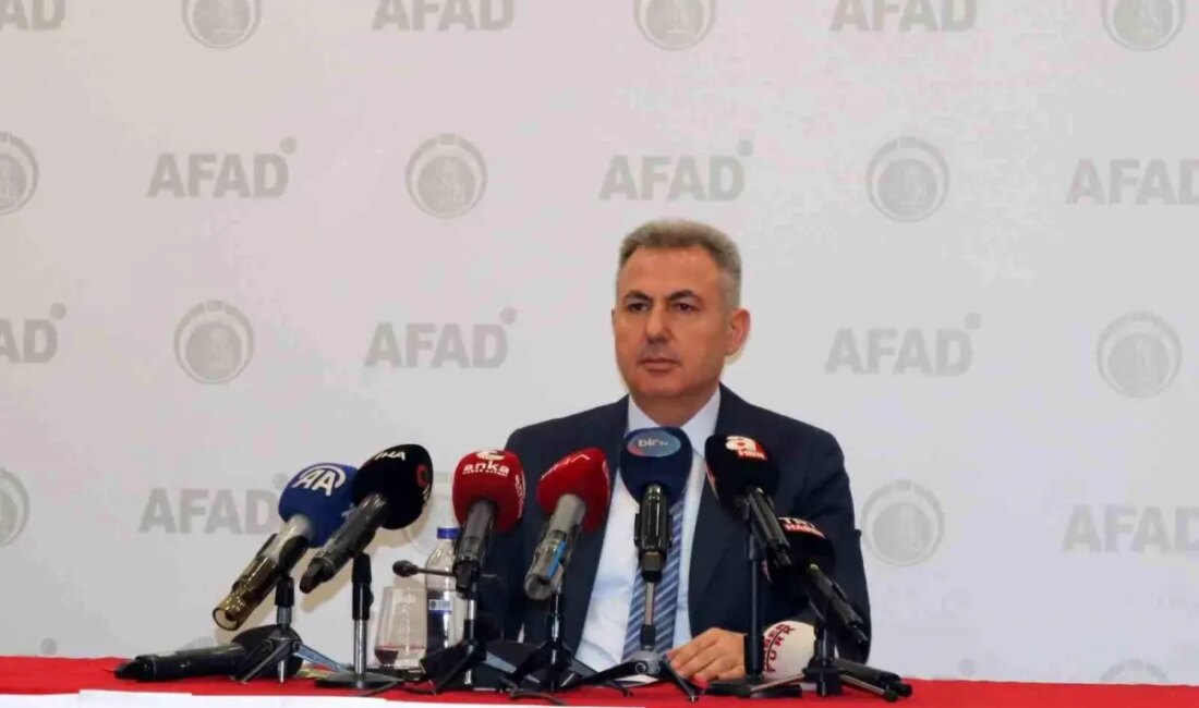 İzmir'de düzenlenen Santorini Adası ve sismik aktivite toplantısında, deprem riskleri